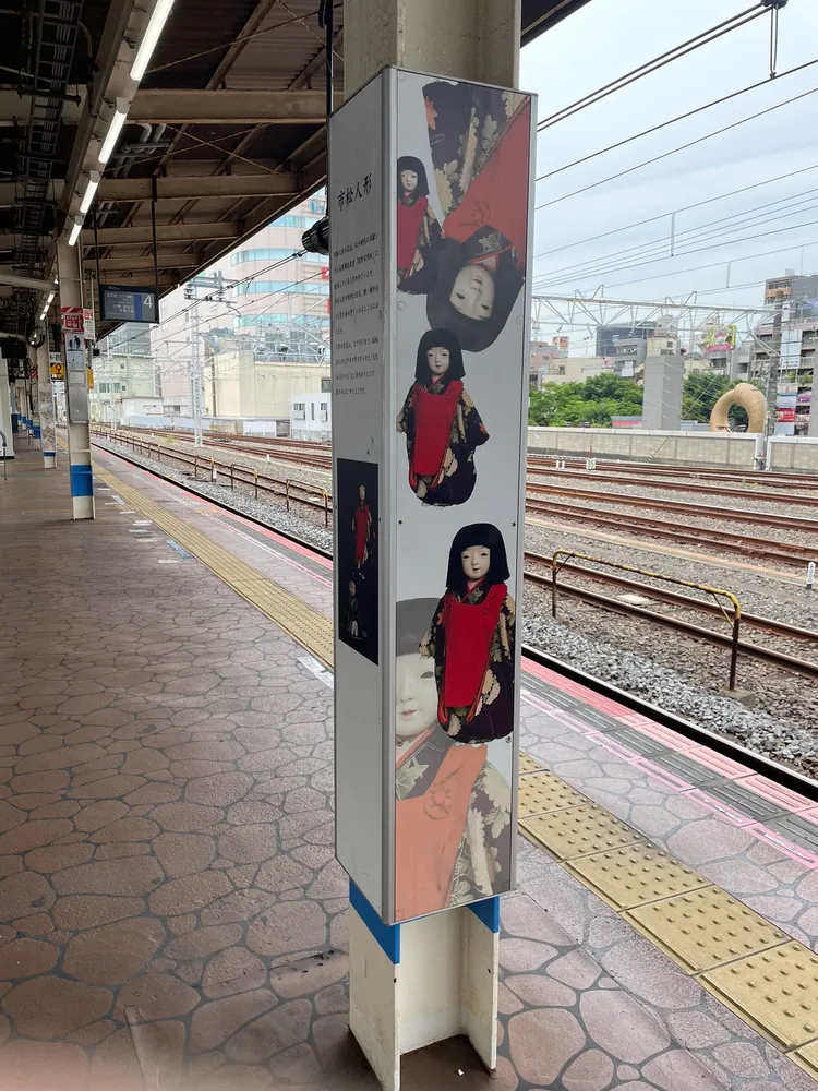 日本東京JR錦糸町車站月台出現市松人形的廣告看板。翻攝X@ddcrew