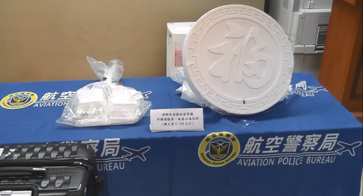 港男以「福」字石膏工藝品運毒。航警局提供