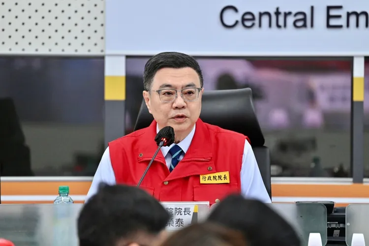 卓榮泰視導凱米颱風中央災害應變中心。行政院提供