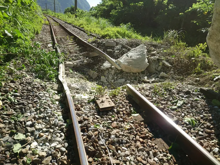 台鐵和仁至崇德段發生巨大落石掉落砸毀鐵軌事件。民眾提供