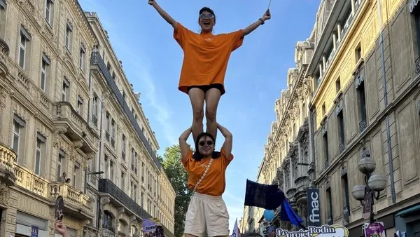 外亞維儂藝術節開幕遊行，創造焦點表演特技。中央社