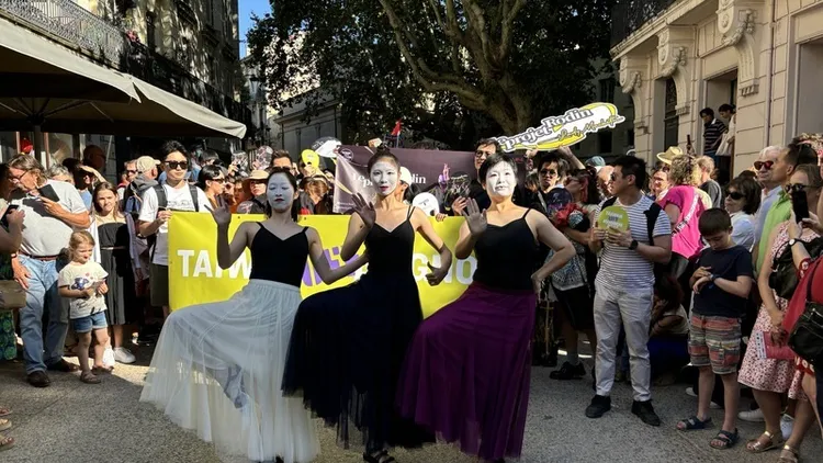 外亞維儂藝術節開幕遊行，曉劇場表演。中央社