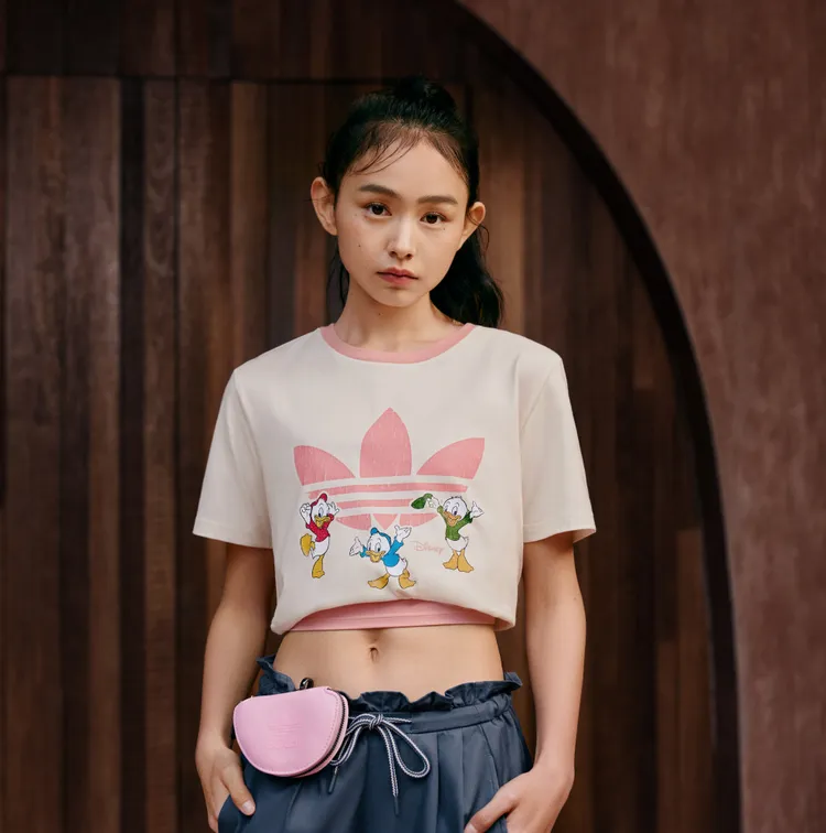 單品運用滾邊、撞色等設計增添亮點。品牌提供