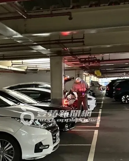 毛加恩到此練習場練完揮桿後，開著的斯拉Model 3離去。資料照片