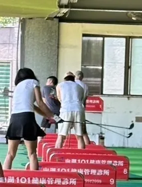 F4成員吳建豪與洪天祥被讀者直擊在內湖「貝克漢高爾夫練習場」練習高爾夫。讀者提供