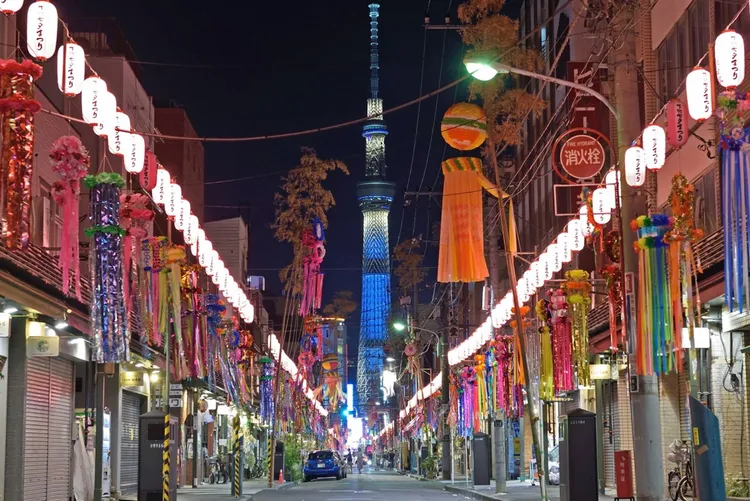 「東京下町七夕祭」藉由七夕街道兩側的短冊許願，祈求來年的感情順利發展。業者提供