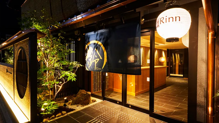 「祇園建仁寺鈴旅館」館內以竹林為主題設計，幽靜的空間景致，雖緊鄰近繁華的祇園町，仍能享有靜謐的京都氛圍。業者提供
