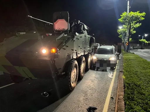 漢光演習首日夜訓初四啦!雲豹裝甲車擦撞小客車 這一面全毀