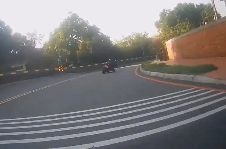 網友認為，騎士的膝蓋幾乎已與路面摩擦。警方提供