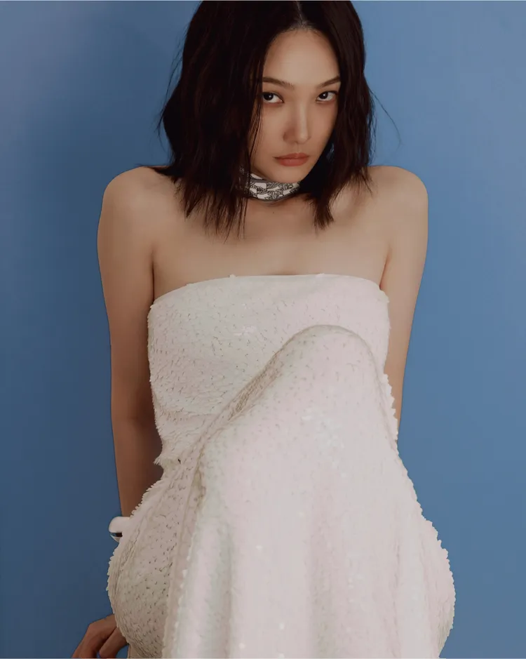 上衣的平口剪裁讓林映唯大曬超驚人直角肩。品牌提供