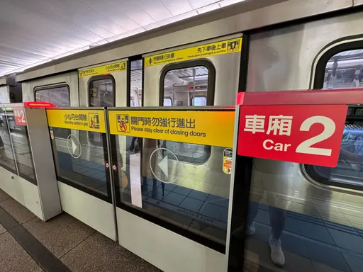 「親吻玩香腸嗎?」嫩妹捷運月台被老外狂問 結局神展開不是性騷擾