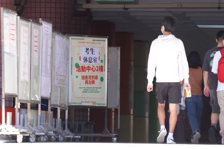 物理科總缺考人數為1375人。彭欣偉攝