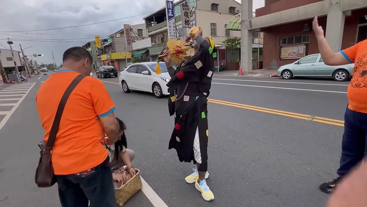 許多車輛閃避宮廟遶境發生的濟公降駕。翻攝自「廟會文化傳承」YouTube