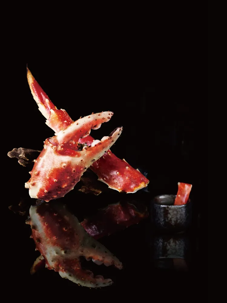  即日起至9月底，憑活動畫面前往「藝奇和牛岩板燒 日本料理」選購任一客套餐，就能以388元優惠價加購價值899元的「鱈場蟹腳佐清酒珍饈」。業者提供