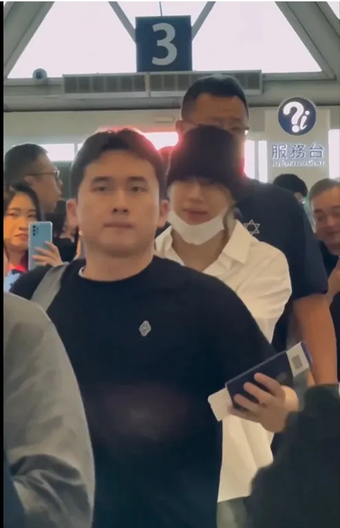 網友捕捉到泰民今日一早現身高雄小港機場，準備搭機離台畫面。翻攝《heihzjia》的threads