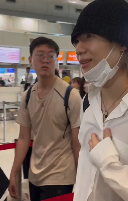 網友捕捉到泰民今日一早現身高雄小港機場，準備搭機離台畫面。翻攝《heihzjia》的threads