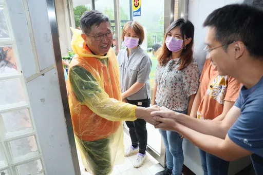 凱米颱風清晨出海 楊文科視察收容所感謝團結防颱