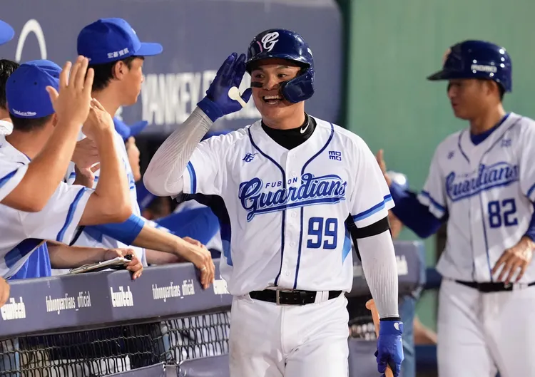 張育成開轟。  富邦悍將提供