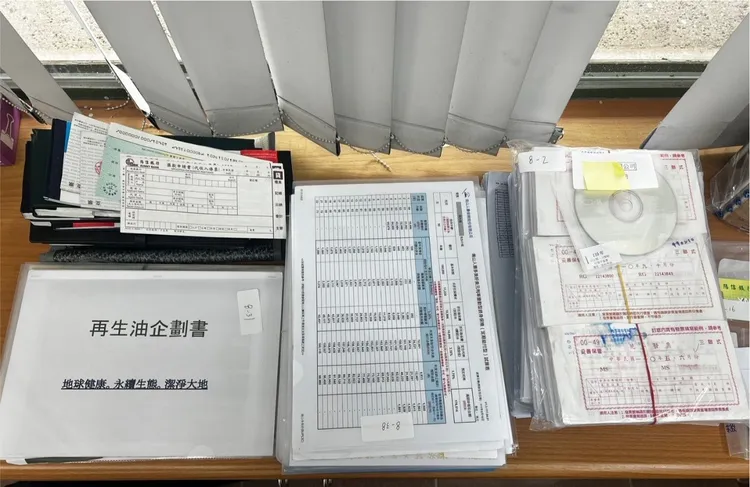 檢警查扣大批帳冊文件。民眾提供