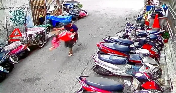 陳威嘉對3歲女童動作粗暴，把她強拉著走路。資料照片