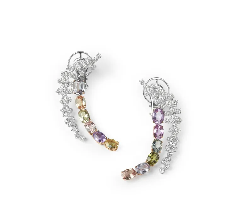 Mimosa Sinfonia含羞草18K白金鑽石與多彩藍寶石耳環，135萬元。品牌提供