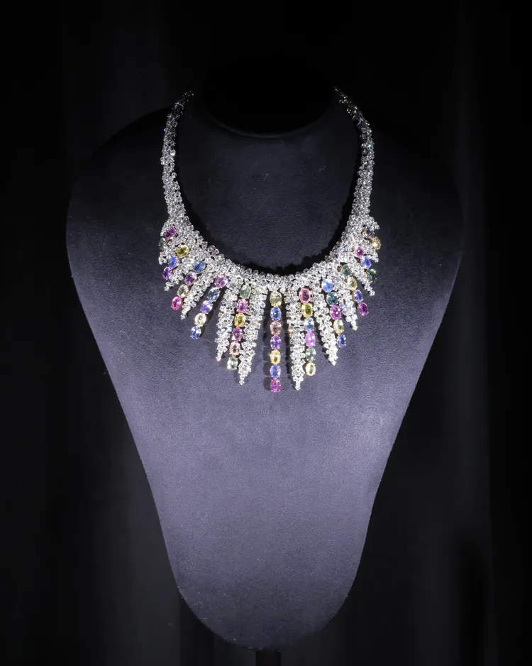 Mimosa Sinfonia含羞草18K白金鑽石與多彩藍寶石項鍊，892萬元。品牌提供