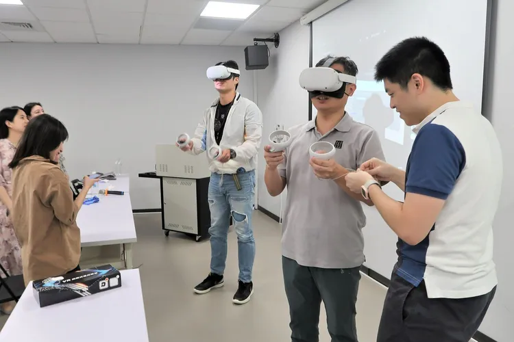 宇宙工作坊讓公務同仁體驗最新MR（混合實境）、VR（虛擬實境）頭戴裝置。智發會提供
