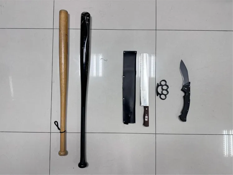 魏嫌車上搜出棍棒刀械一批。翻攝畫面