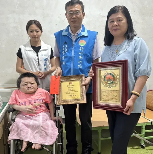 不畏障礙用畫筆增色人生 罕病鬥士陳瑞嬌捐畫盼鼓勵病友