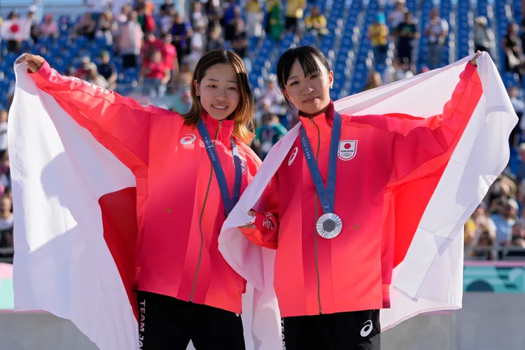 14歲的吉澤戀（CoCo）（左）奪下金牌，15歲的赤間凜音則拿下銀牌。路透社