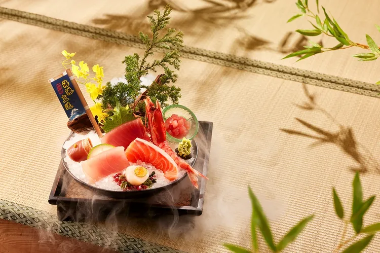 「藝奇」推出期間限定「鮪魚限定套餐」，包含「今が旬の鮪魚刺身盛宴」共7道美饌，8月底前消費滿1500元再贈「300元消費抵用券」1張。業者提供