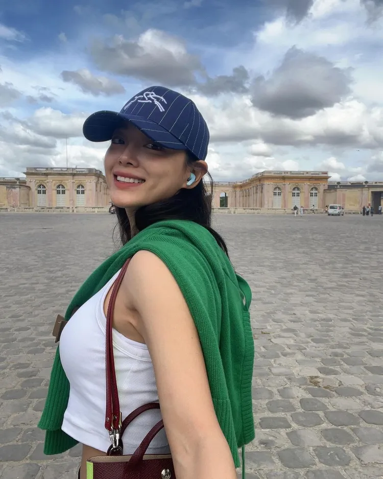 金世正以運動風格搭配EPURE RE-PLAY系列酒紅色肩背包色。翻攝金世正IG