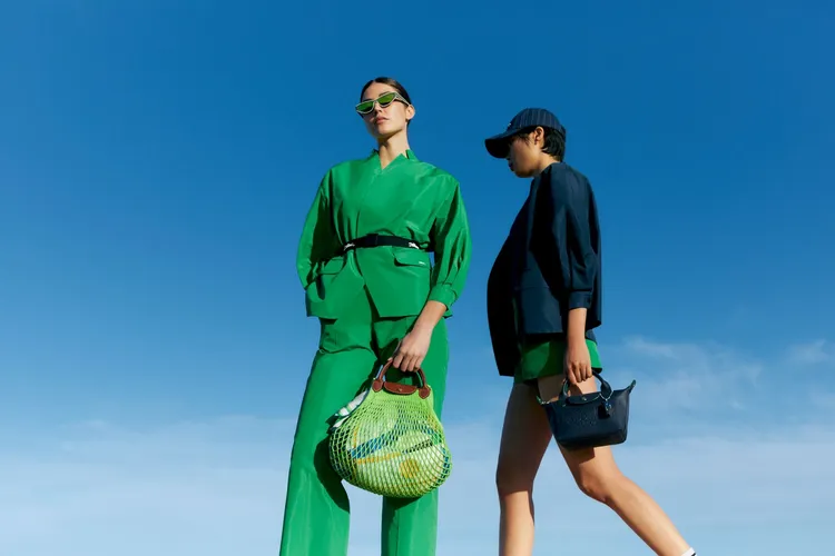 和服外套將現代線條注入日本傳統設計之中打造出實搭單品。品牌提供