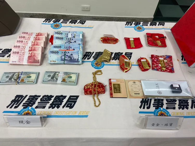 檢警還搜出新台幣、美金、市價346萬的黃金3及金項鍊、鑽石、精品手提包等證物。 警方提供