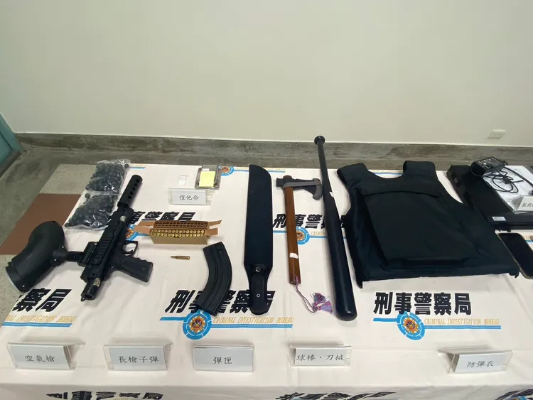 檢警查扣空氣槍、子彈、開山刀等證物。警方提供