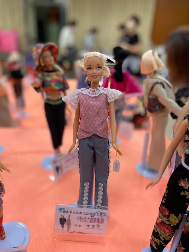 娃娃衣服飛針走線，手藝相當精巧。公所提供