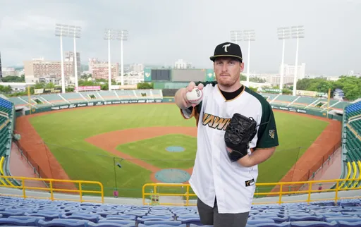 台鋼雄鷹愛玩地名諧音梗!新洋將竟然叫鳥松 網:就差駁二了