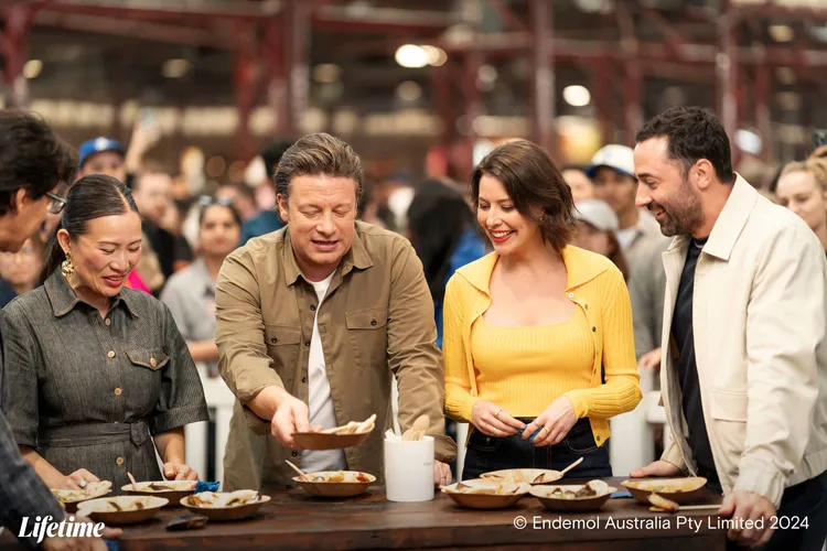 元老人氣選手楊寶玲（左起）、英國明星廚師傑米奧利佛、美食評論家索菲亞列文、獲得米其林星級榮譽的名廚尚恩.克里斯多夫諾韋利是第16季評審陣容。杰德影音提供