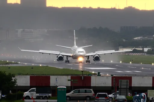 大雨注意！松山機場暫停地面作業　部分航班將延誤