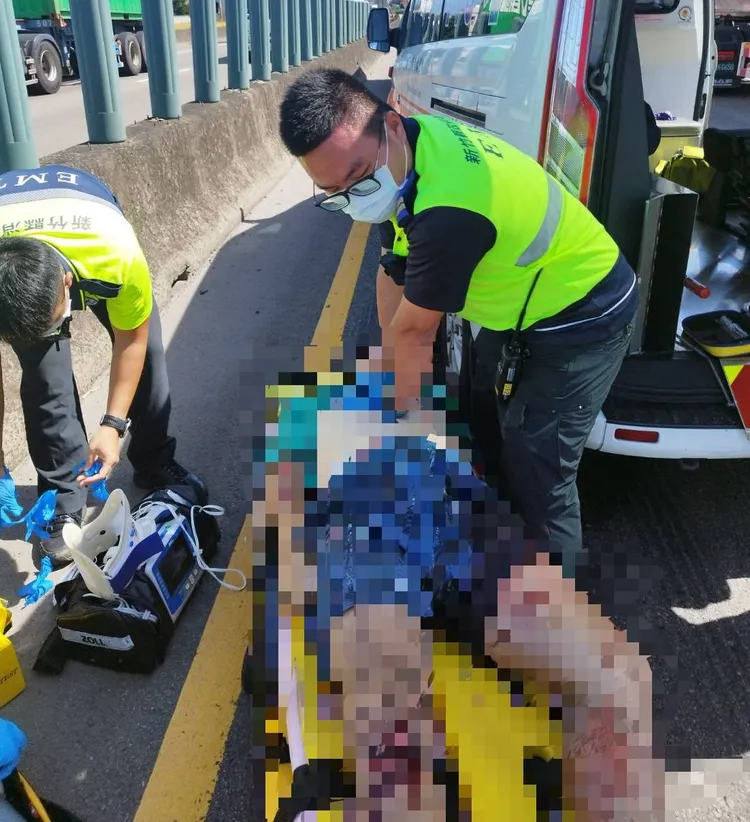 救護人員協助傷者脫困。新竹縣消防局提供