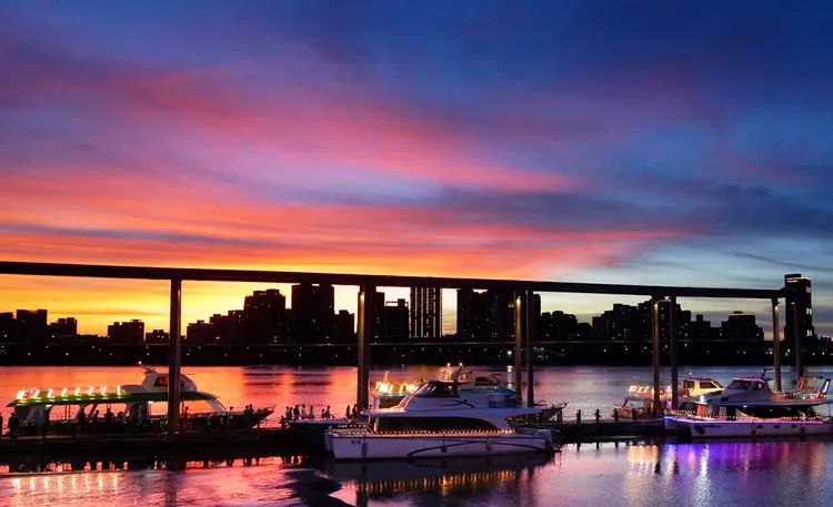 Just Sleep捷絲旅台北西門館「大稻埕夏日節」住房專案，免費贈台北淡水夕陽遊河船票及臺虎精釀啤酒，觀賞在夕陽餘暉照映下的落日美景。大稻埕夏日節官網提供