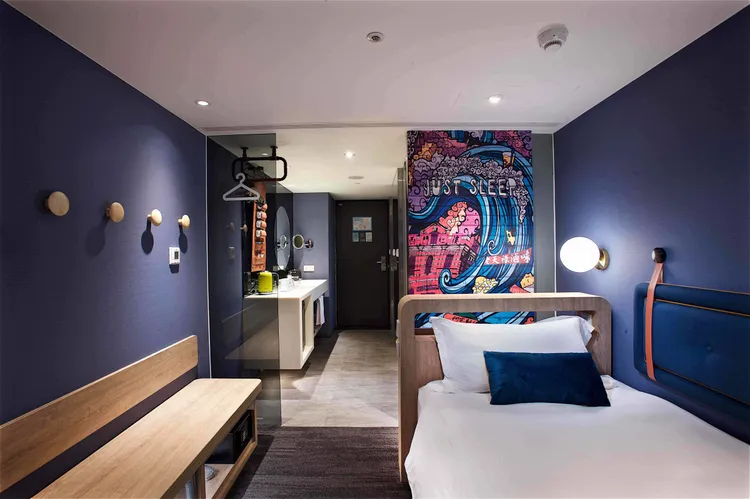 Just Sleep捷絲旅台北西門館，即日起至8月10日推出台北必玩「大稻埕夏日節」住房專案，以精緻雙人房為例，兩人成行每人每晚只需1900元起。圖為精緻雙人房。業者提供