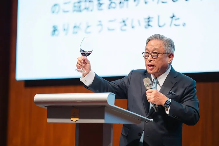 外交部政務次長田中光致詞時與在場貴賓敬酒。外交部提供
