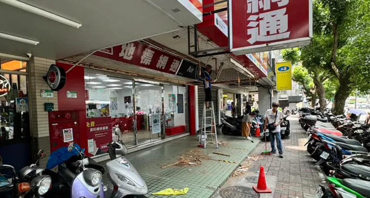 台北市士林區通訊行騎樓天花板塌陷阻騎樓，店家後續清掃處理。翻攝自臉書《爆料公社二社》