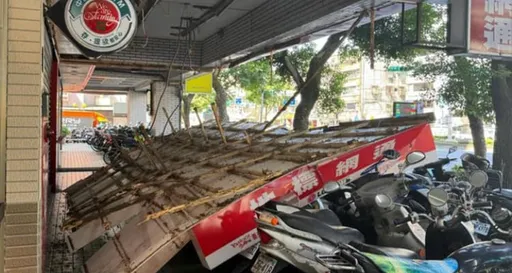 砰!地標網通士林店騎樓「天花板整片崩了」 網驚:真成地標了