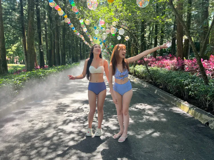 300米「水霧森林」定時噴霧，營造出涼爽又奇幻的避暑場所。九族提供