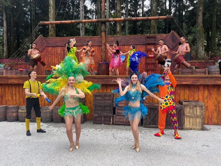 九族文化村每天有多場火辣熱情森巴女郎舞蹈。九族提供