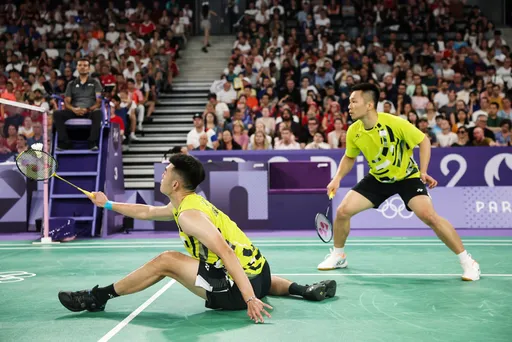 奧運羽球|「麟洋配」2連勝太驚險!王齊麟失誤頻敲自己頭