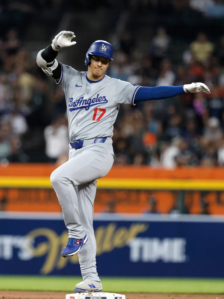 大谷翔平上到2壘高興慶祝。美聯社