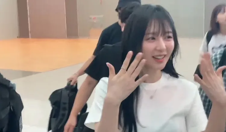 金智媛表示天氣很熱，推薦大家晚餐吃蕎麥冷麵。翻攝YouTube